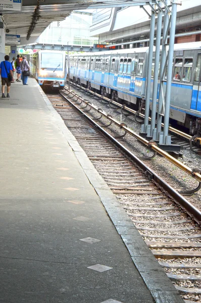 Chegada comboio rápido Metro estação de Moscovo Dia de verão Tráfego Agosto — Fotografia de Stock