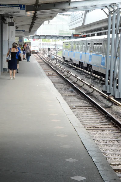 Érkező vonat, Moszkva. Platform. Metró nyáron augusztusban metróállomás Kuncevo sebesség — Stock Fotó