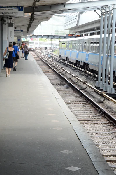 Zomer metro augustus Metro Station Kuncevo aankomst met de trein Moskou. Platform. — Stockfoto