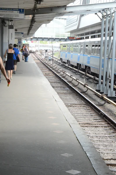 Metro augustus Metro Station Kuncevo aankomst met de trein Moskou. Platform. — Stockfoto