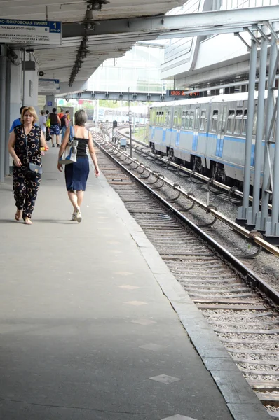 Ankomst med tåg Moskva. Tunnelbanestationen Kuncevo plattform. Subway augusti trafik — Stockfoto