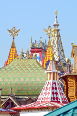 Izmailovo çatılar, spiers, çift başlı kartal güneşli gün Kremlin