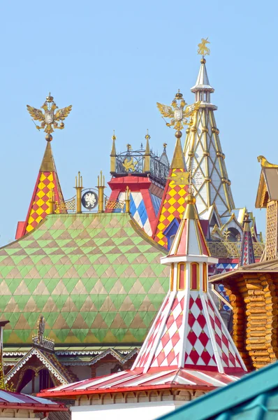 Izmailovo çatılar, spiers, çift başlı kartal güneşli gün Kremlin