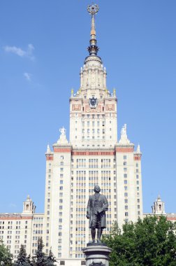 Ağustos sıcaklık güneş ışığı yaz anıt serçe Mikhail Lomonosov Hills bina Lomonosov Moskova Devlet Üniversitesi