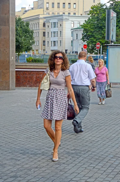 Verkeer Moskou straten naast een ondergrondse passage in de buurt van de metro Arbat — Stockfoto