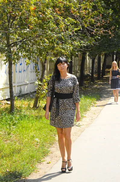 Moscow street Summer day Two Young womens walking in the street — Stock Photo, Image