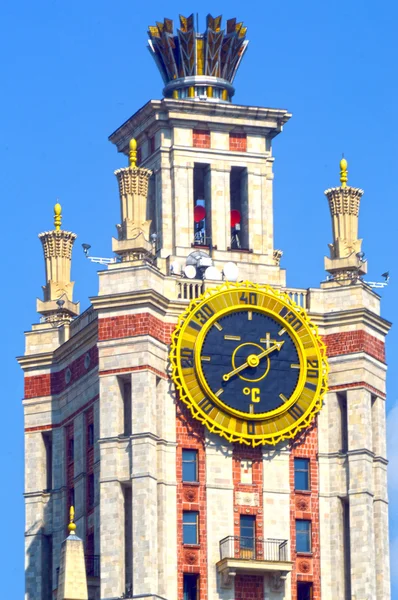 Relojes El edificio de Lomonosov Universidad Estatal de Moscú Cielo azul — Foto de Stock