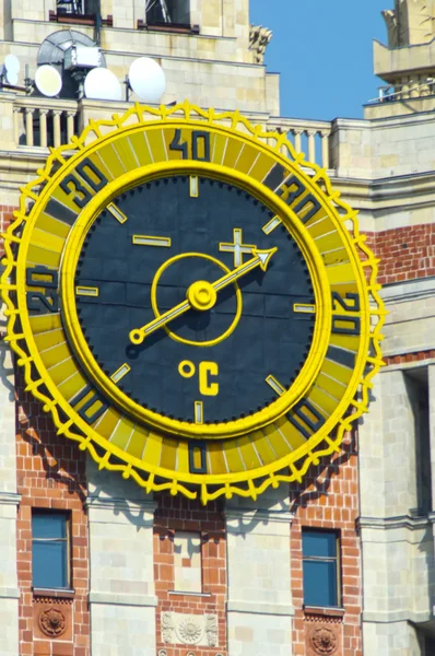 Relojes El edificio de Lomonosov Universidad Estatal de Moscú — Foto de Stock