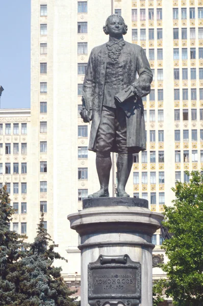 Monument voor Lomonosov het gebouw van Moscow State University warmte — Stockfoto