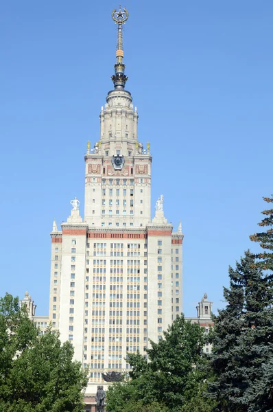 Blauwe hemel Moscow State University het hoofdgebouw van de Staatsuniversiteit van Moskou — Stockfoto