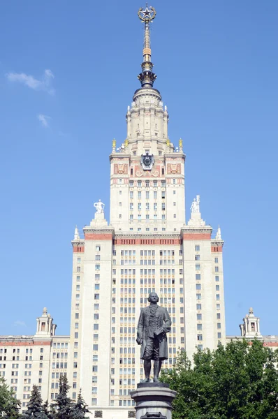 Calor de agosto verano sol monumento a Mikhail Lomonosov en el gorrión Hills el edificio de Lomonosov Moscow State University —  Fotos de Stock