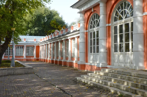 Housing service north (greenhouse), XVIII century. Architectural monument. Homesteads Vorontsovo. The central part of the palace and the North Wing Autumn — Stock Photo, Image