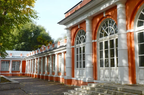 Housing service north (greenhouse), XVIII century. Architectural monument. Homesteads Vorontsovo. The central part of the palace and the North Wing Autumn Sunny day — Stock Photo, Image