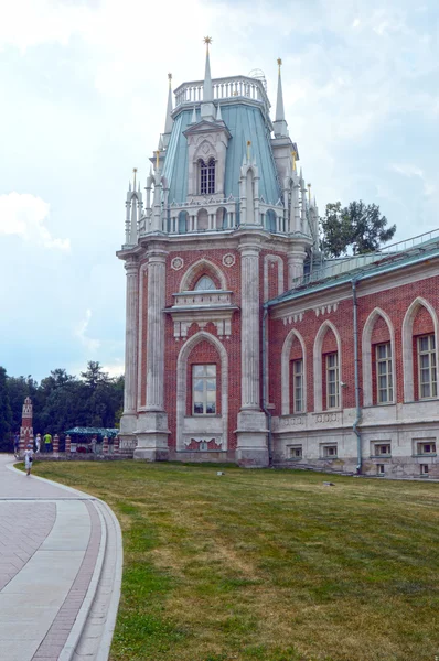 Céu azul Rússia O Tsaritsyno O Grande Palácio O calor da torre angular — Fotografia de Stock