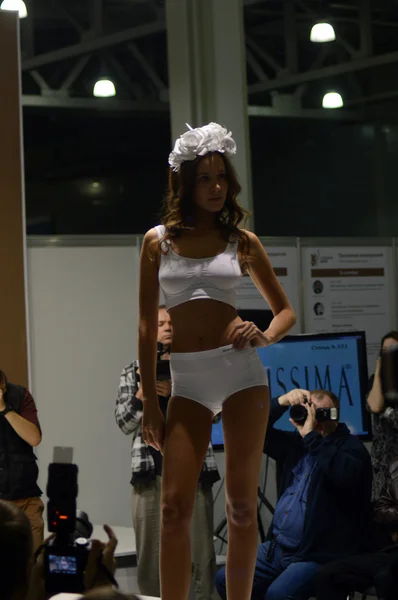 Moscow Traffic 5th International Exhibition of underwear, beachwear, home wear and hosiery Lingrie Expo Young beautiful brunette girl in white underwear — Stock Photo, Image