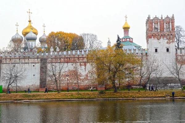 Новодевичий монастырь Смоленской осени — стоковое фото