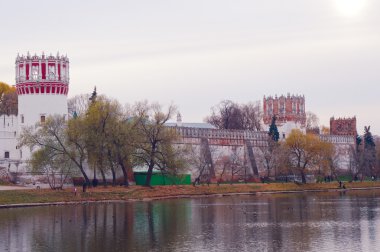 Smolensk katedral kilise Smolensk Virgin Novodevichy Manastırı sonbahar akşam