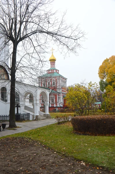 Refettorio dell'abbazia di Dormition nell'autunno del convento di Novodevichy — Foto Stock