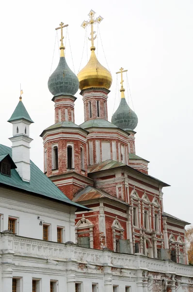Iglesia de la intercesión de la Santísima Virgen en la puerta sur (Puerta de Pokrovsky Iglesia ) —  Fotos de Stock