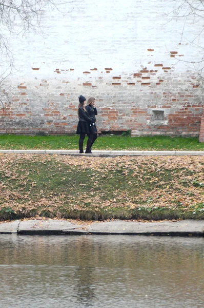 Autumn Landscape Two Young Women Walk Walls Novodevichy Convent — Stock Photo, Image