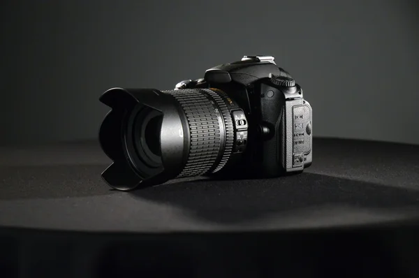 Câmera digital em um fundo preto — Fotografia de Stock