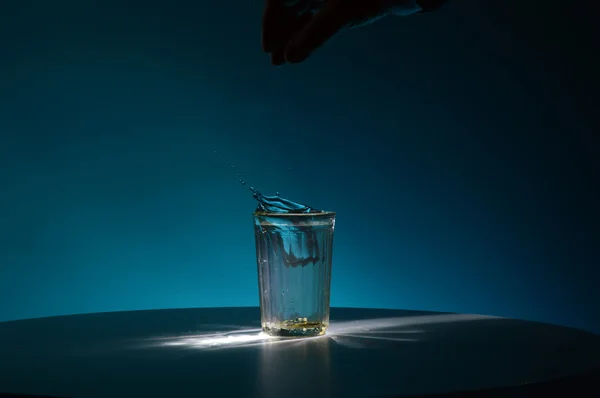 水しぶきと多面的なガラス中の水の滴 — ストック写真