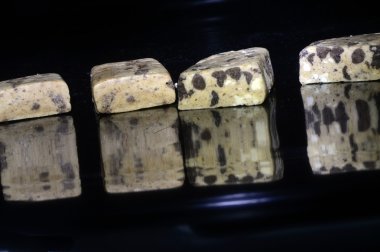 Siyah bir arka plan üzerinde protein çubuğu