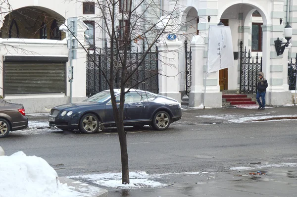 Moskou Straten Een Bentley Geparkeerd Bij Ingang Van Het Restaurant — Stockfoto