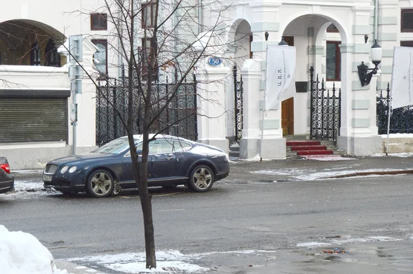 Moskou Straten Een Bentley Geparkeerd Bij Ingang Van Het Restaurant — Stockfoto