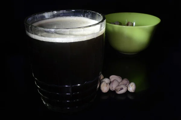 Tmavé Pivo Pistácie Černém Pozadí — Stock fotografie