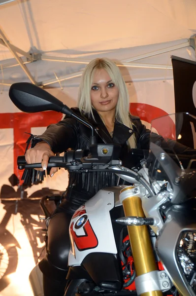 Moto Park 2015 Loira de olhos azuis em um BMW — Fotografia de Stock