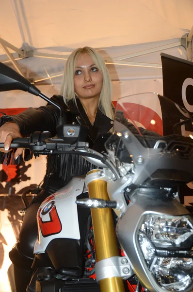 Moto Park 2015 Loira de olhos azuis em um BMW — Fotografia de Stock