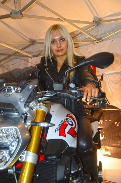 Moto Park 2015 Blue-eyed blonde op een Bmw — Stockfoto