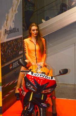 Moto Park 2015 güzel bir motosiklet sürme bir Turuncu elbiseli esmer modelinde