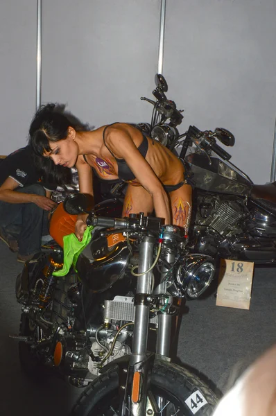 Moto Park 2015 Modelo morena bonita montando uma motocicleta — Fotografia de Stock