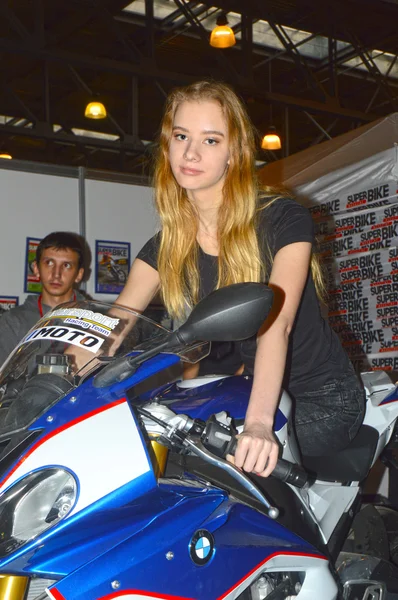 Moto Park 2015 Modelo de cabelo bonito montando uma motocicleta BMW — Fotografia de Stock