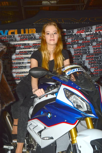 Moto Park 2015 Beautiful Blonde model rijden op een Bmw motorfiets — Stockfoto