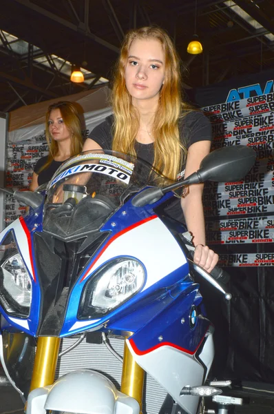 Moto Park 2015 Hermosa modelo de pelo justo montando una motocicleta BMW —  Fotos de Stock