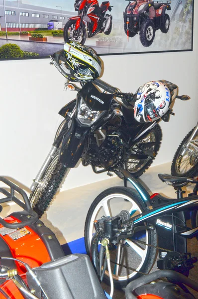 Moto Park 2015 Motocicleta e capacetes — Fotografia de Stock