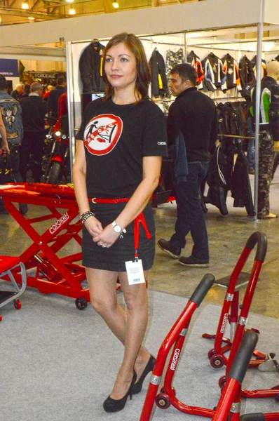 Moto Park 2015 krásná brunetka pracuje na výstavě — Stock fotografie
