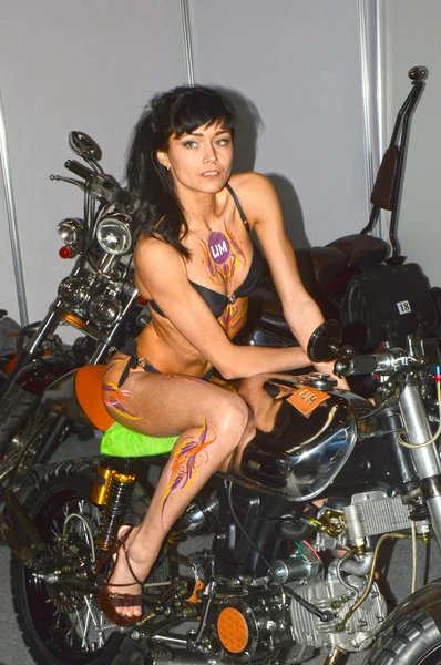 Moto Park 2015 mooie brunette model rijden op een motorfiets — Stockfoto