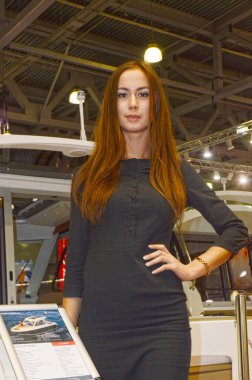 Moskova tekne fuarına 2015. Genç, güzel bir kız model Yatlar poz