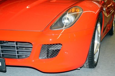 Kırmızı lüks spor otomobil