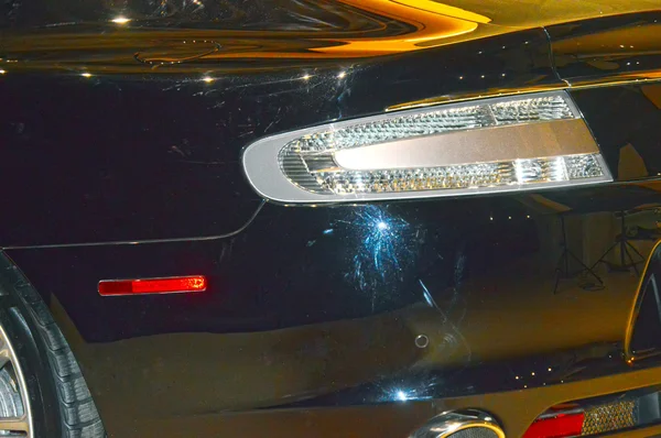 Rear-view mirror of a sports car color wet asphalt — Stock Photo, Image