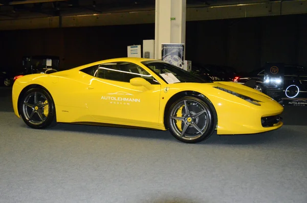 Lamborghini cor amarela no showroom — Fotografia de Stock