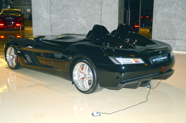 Кабриолет Mercedes-Benz в выставочном зале
