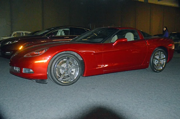 Piros Corvette a bemutatóteremben — Stock Fotó