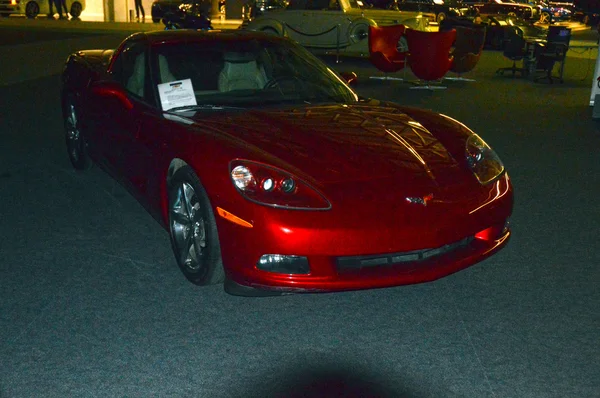 Corvette rojo en la sala de exposición —  Fotos de Stock