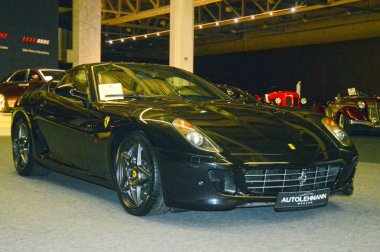 Ferrari renk ıslak asfalt showroom