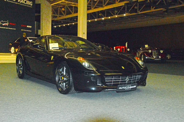 Ferrari Színe Nedves Aszfalt Bemutatóteremben — Stock Fotó